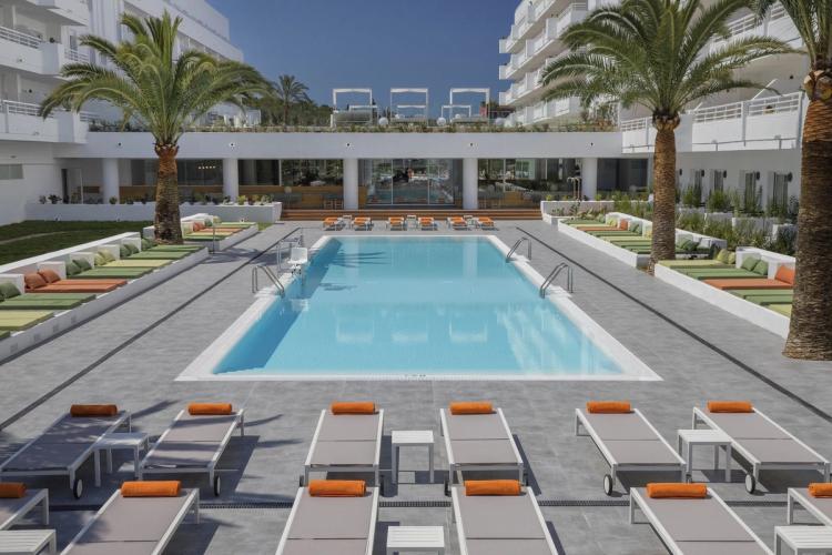Njut av poolområdet på HM Martinique i centrala Magaluf.