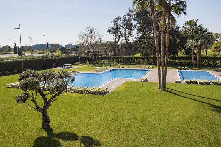 Hotel SB BCN Events i Castelldefels har en stor grøn have og to swimmingpools, hvor du kan svømme på varme sommerdage.