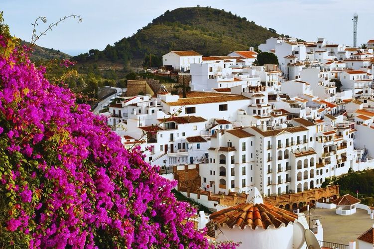 Fra Hotel Villa Frigiliana kan du nyte vakker utsikt over Frigiliana i Spania.