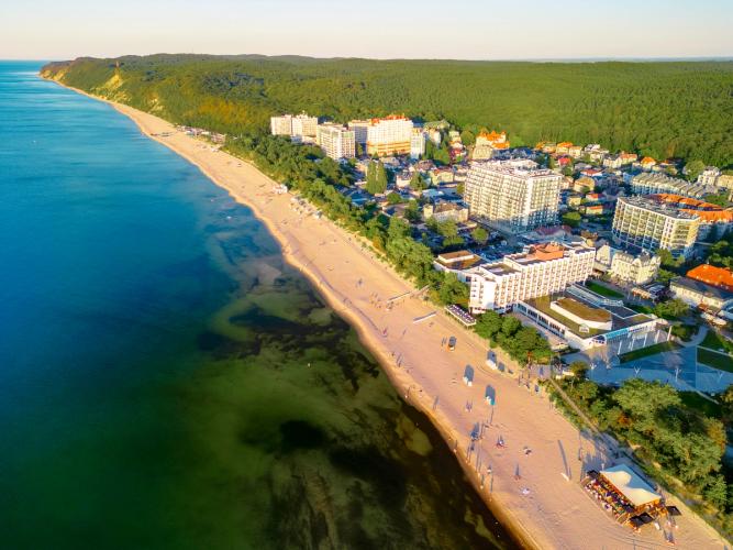 Billedet er af Østersøen og stranden ved byen Miedzyzdroje i Polen.