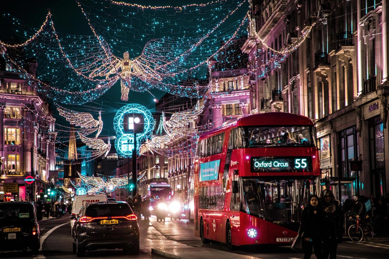 Billedet er taget om aftenen med julelysene hængende over Regent Street i London. Lysene, der hænger over gaden, er formet som engle med vinger i både hvide og blå farver. Selve gaden er fyldt med biler, klassiske røde toetagers London-busser og mennesker.