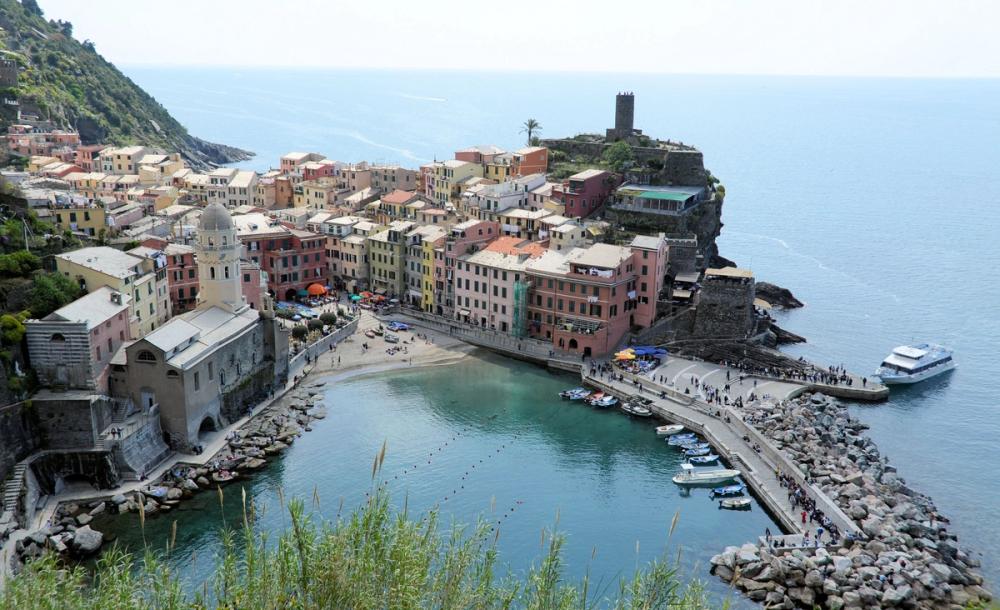 Panoramautsikt over Vernazza i idylliske Cinque Terre i Italia