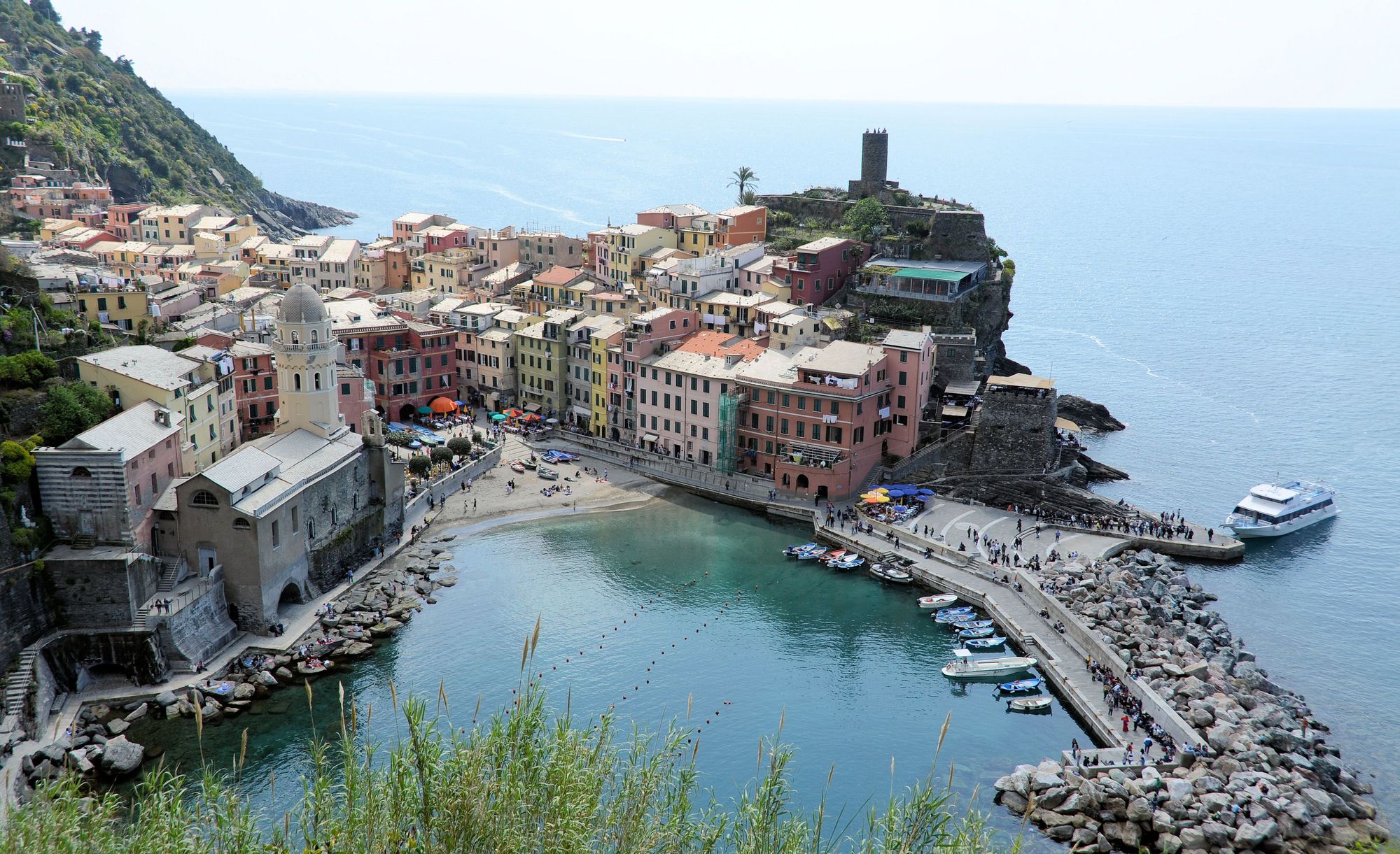 Panoramautsikt over Vernazza i idylliske Cinque Terre i Italia