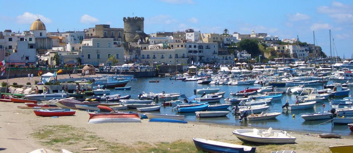 Utsikt over havnen med alle båtene i Forio på øya Ischia i Italia