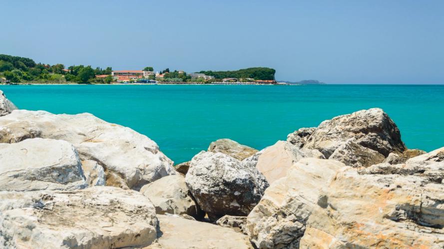 Panoramautsikt over byen Acharavi og det turkise havet på Korfu i Hellas