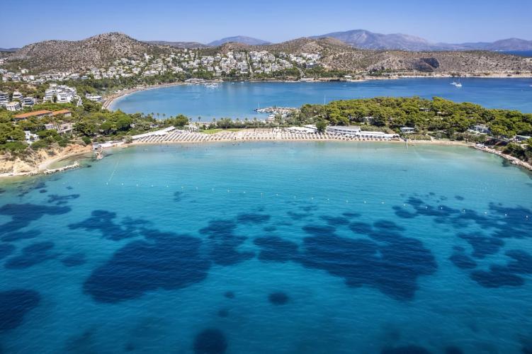 Utsikt mot Vouliagmeni på Atens riviera i Grekland