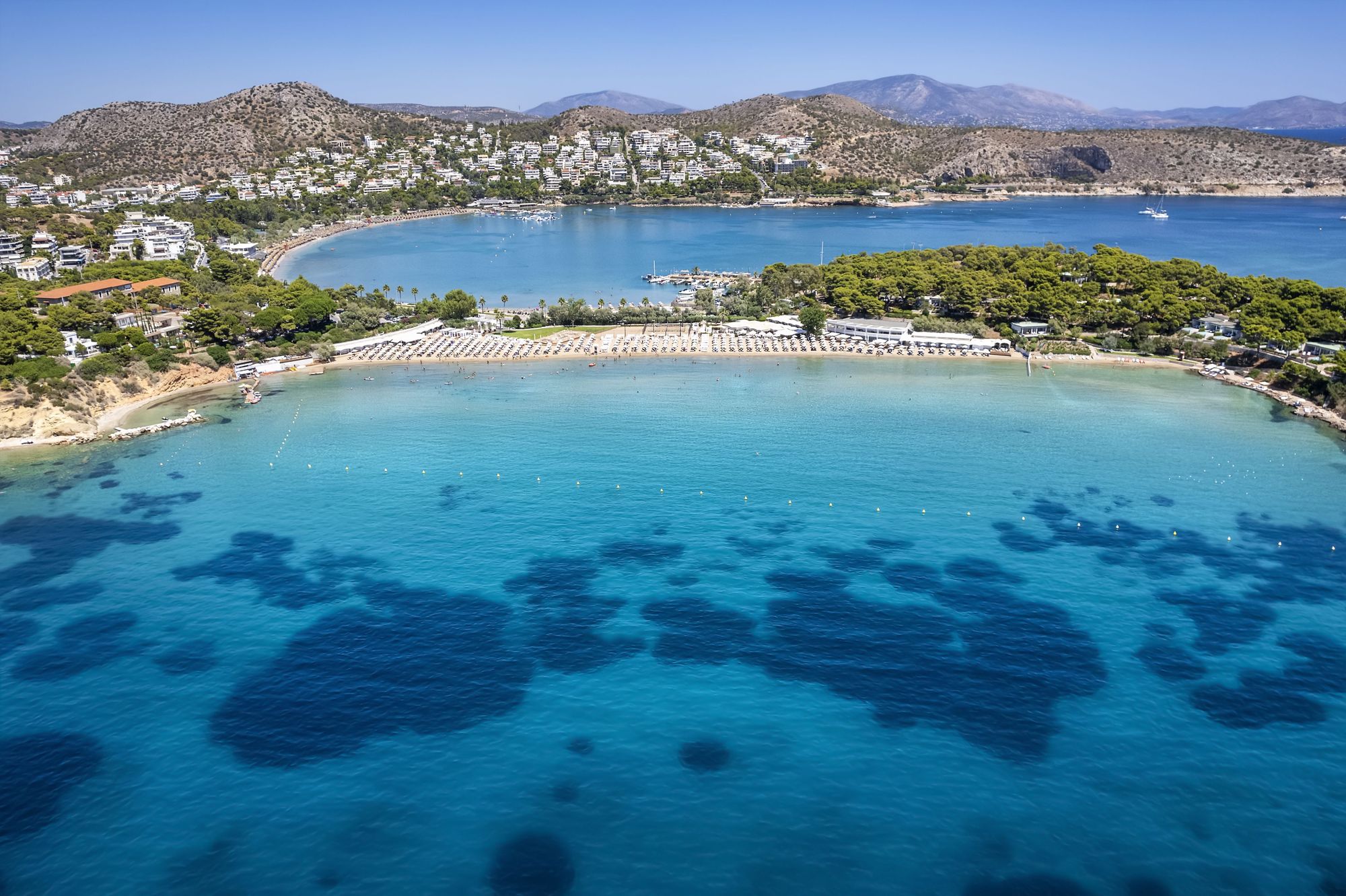 Utsikt inn mot Vouliagmeni på Athens Riviera i Hellas