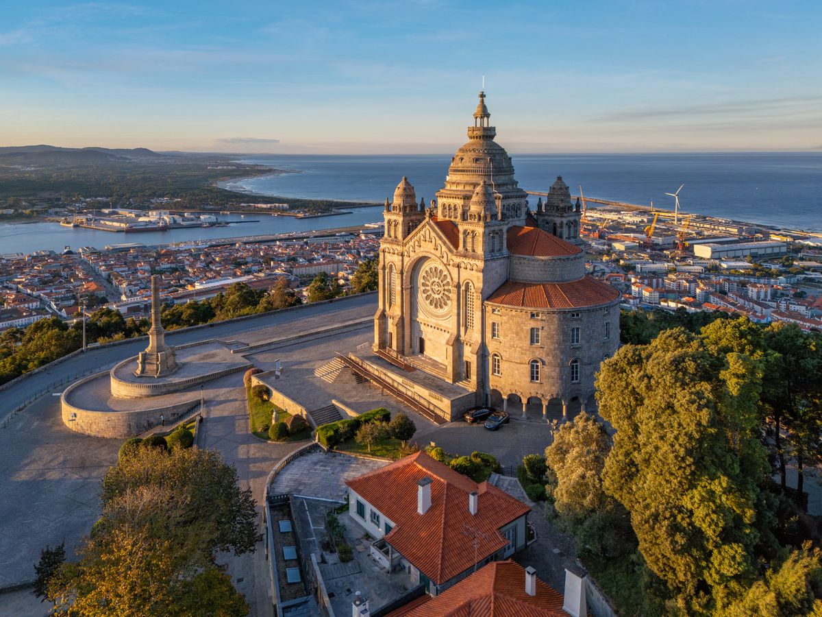 Utsikt over katedralen Santa Luzia og havet i Viana do Castelo
