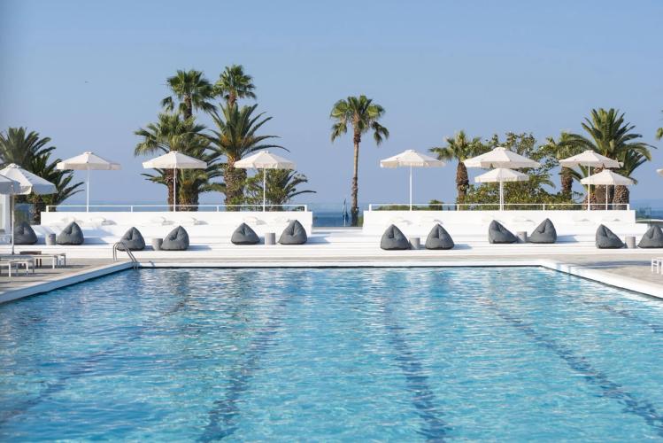 Kassandra Palace Seaside Resort tilbyr et nydelig basseng og privat strand i Kriopigi på Halkidiki-halvøya i Hellas.