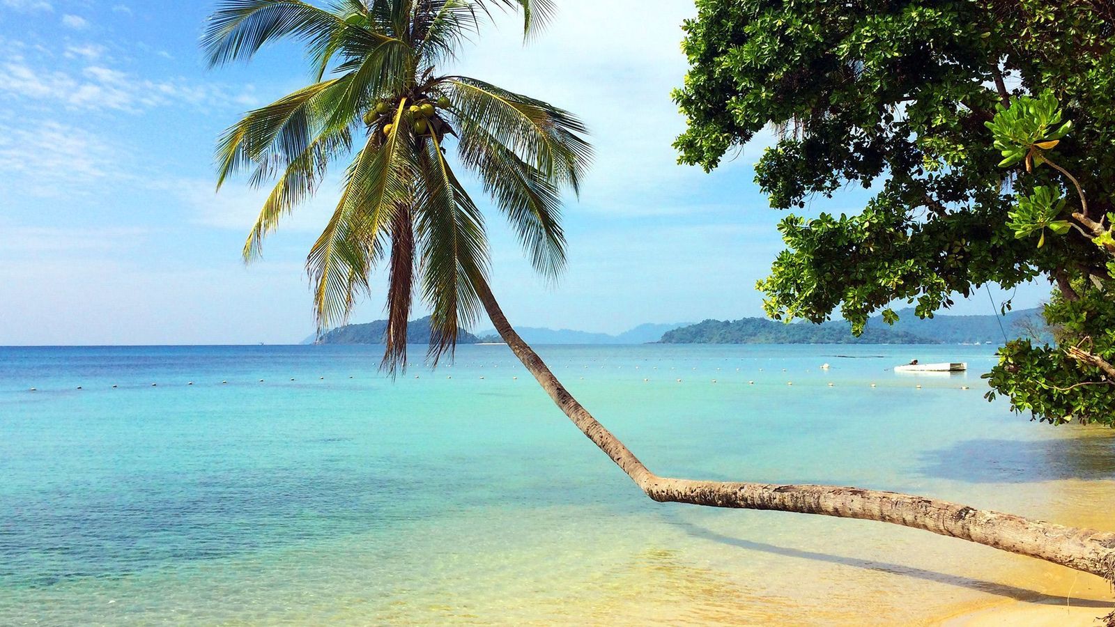 Barnevennlig, langstrakt sandstrand med krystallklart vann i Kata Beach, Phuket