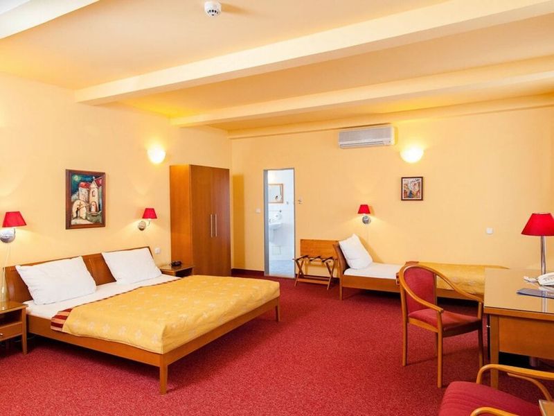 Hotel Cloister Inn - Image 2