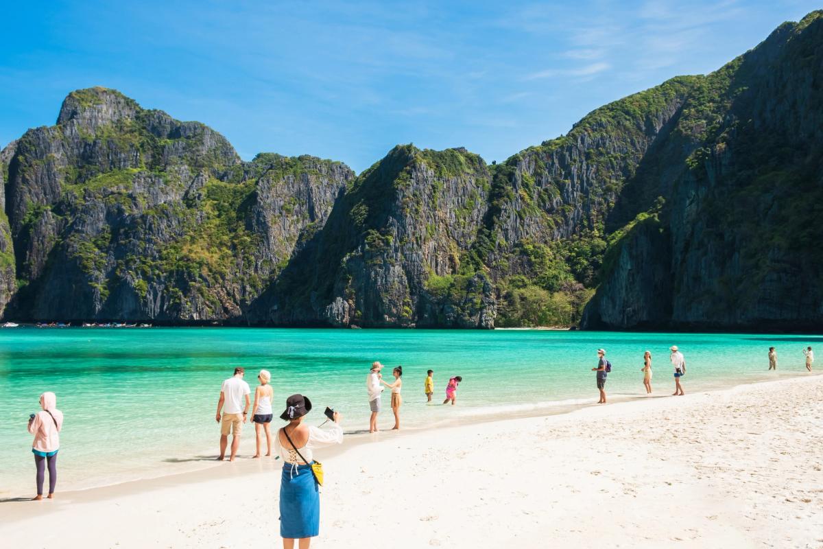 Maya Beach på Koh Phi Phi i Thailand med kridthvidt sand og turkisblåt vand.