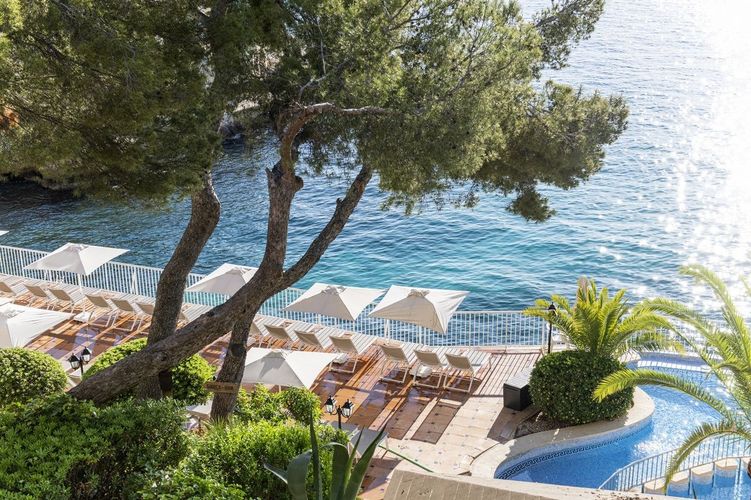 Nyt den vakre utsikten fra terrassen på Hotel ROC Illetas & SPA i Illetas på Mallorca