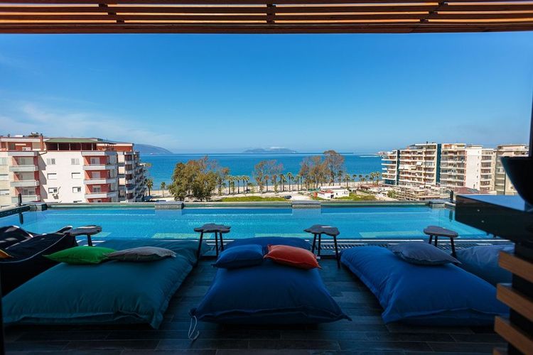 Nyt havutsikten fra takbassenget med Ames Hotel & Spa i Vlore, Albania.