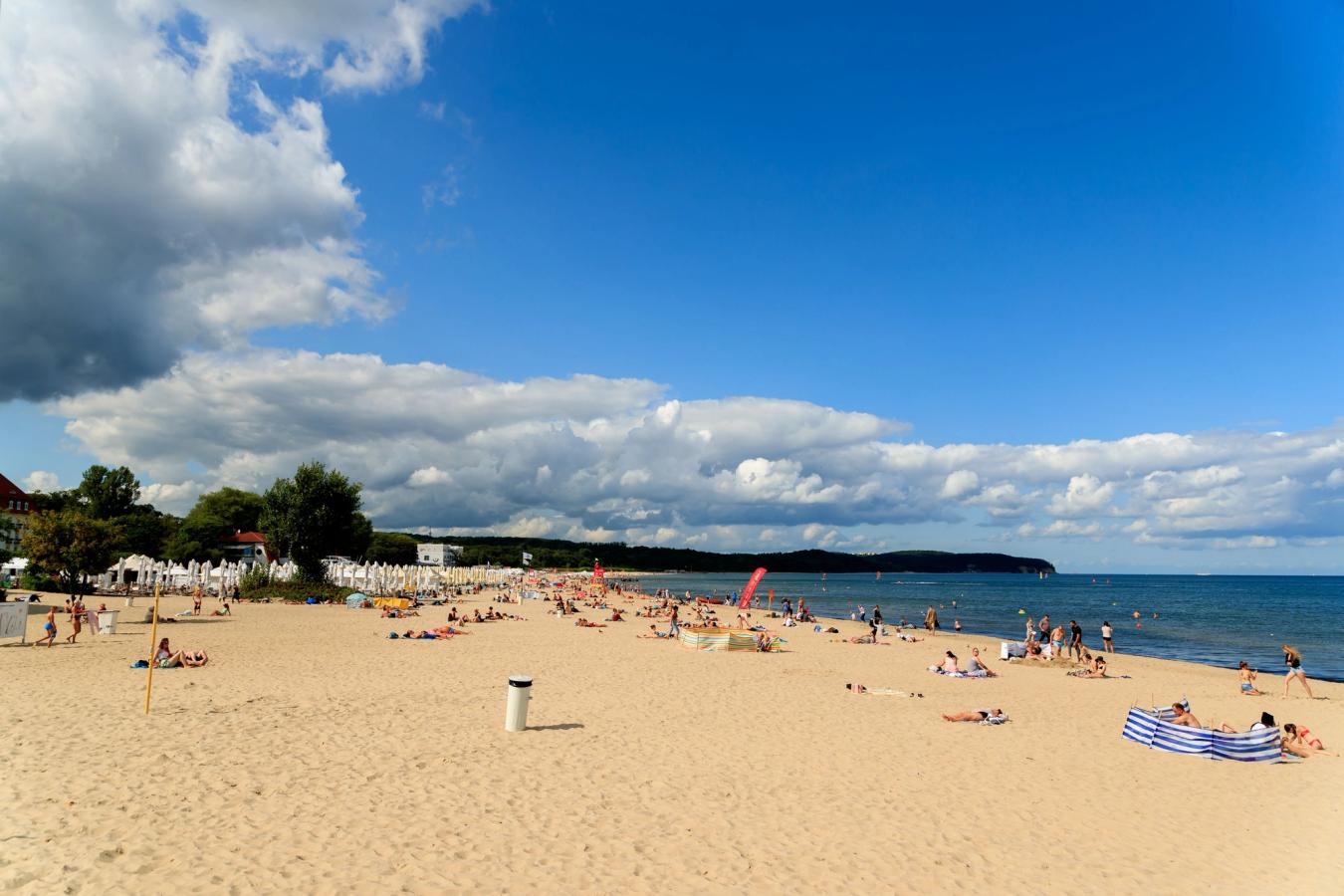 Bildet viser de langstrakte strendene langs Østersjøen ved Sopot i Polen