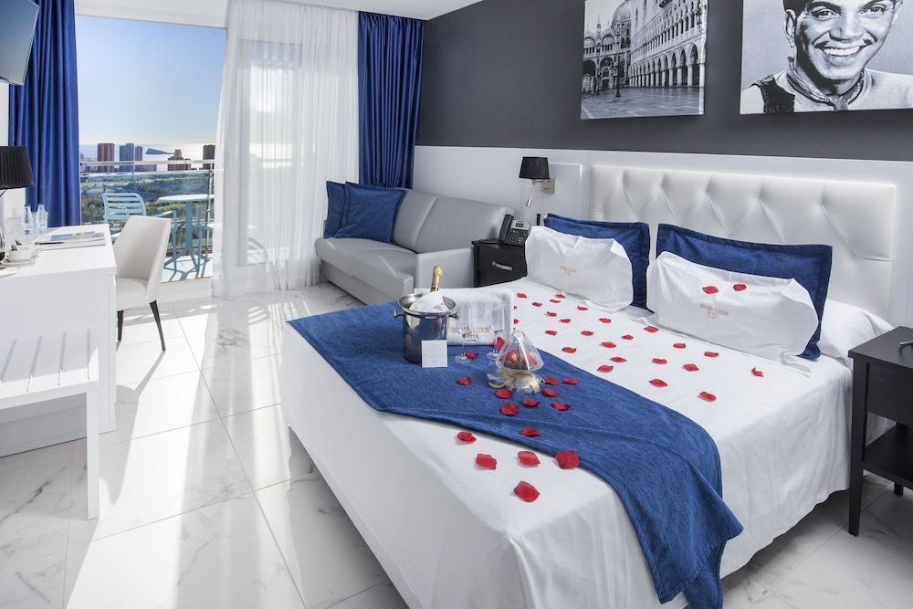 Grand Luxor Hotel - Image 2