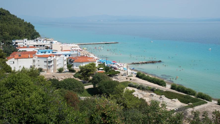 Utsikt över Kallithea i Halkidiki med sin vackra strand och kristallklara vatten, Grekland