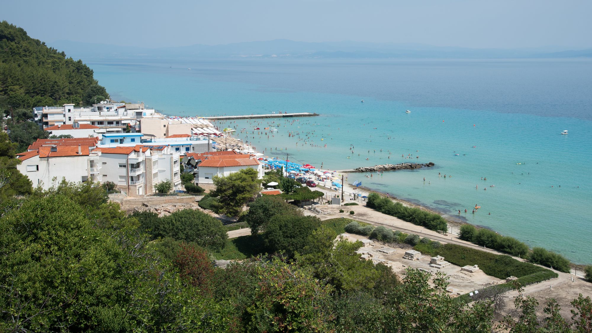 Utsikt över Kallithea i Halkidiki med sin vackra strand och kristallklara vatten, Grekland