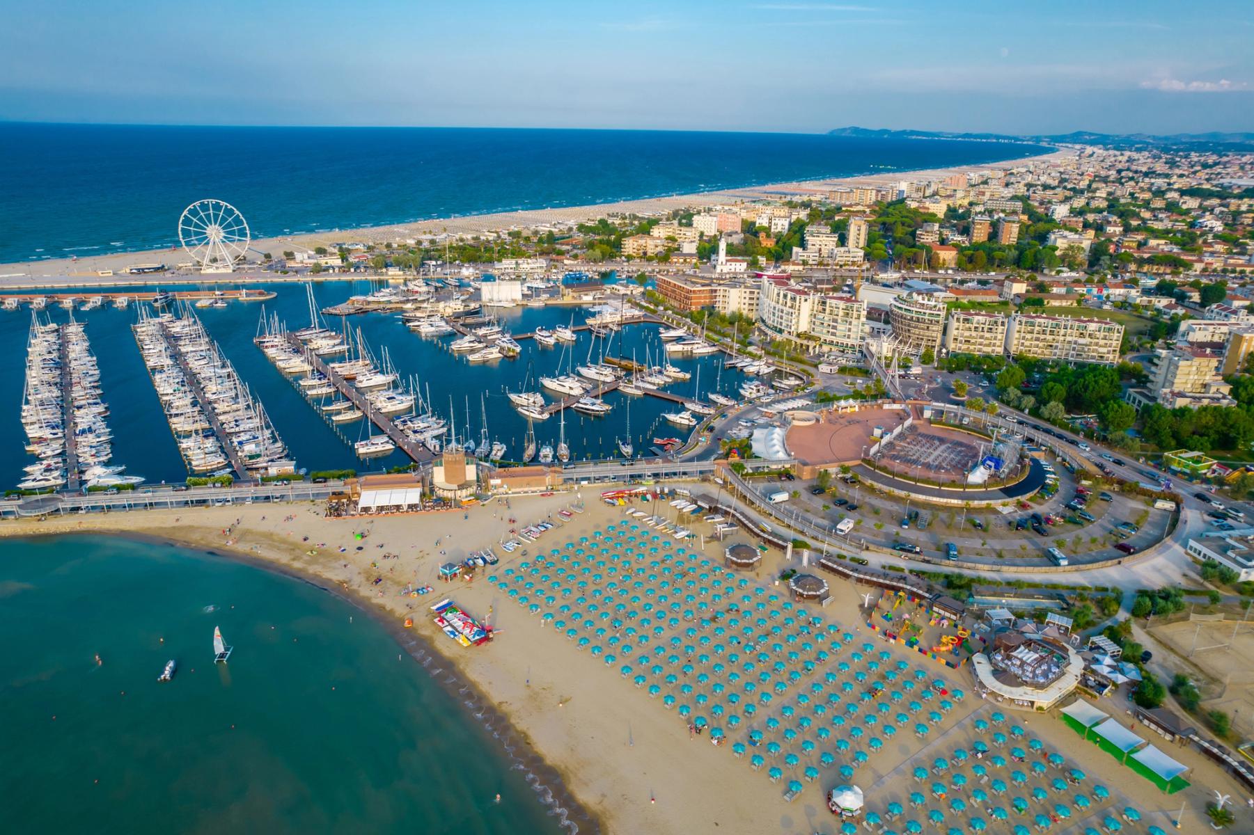 Utsikt over strendene, havnen og byen Rimini ved Adriaterhavskysten i Italia