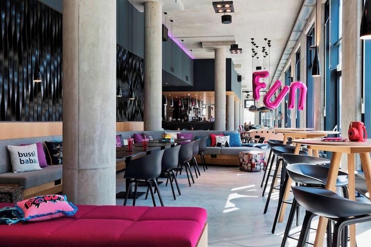 Stemning fra restauranten på Moxy Vienna Airport