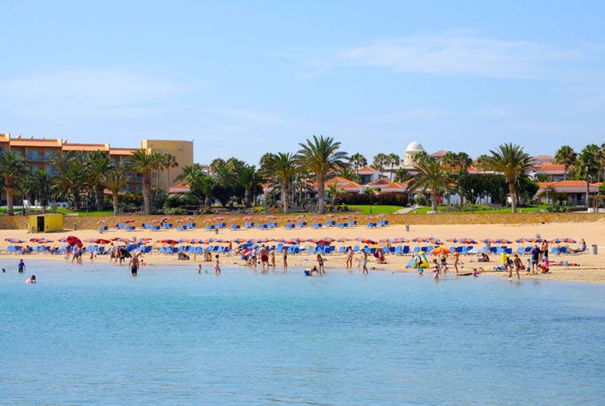 Barnevennlig strand i Caleta de Fuste på Fuerteventura