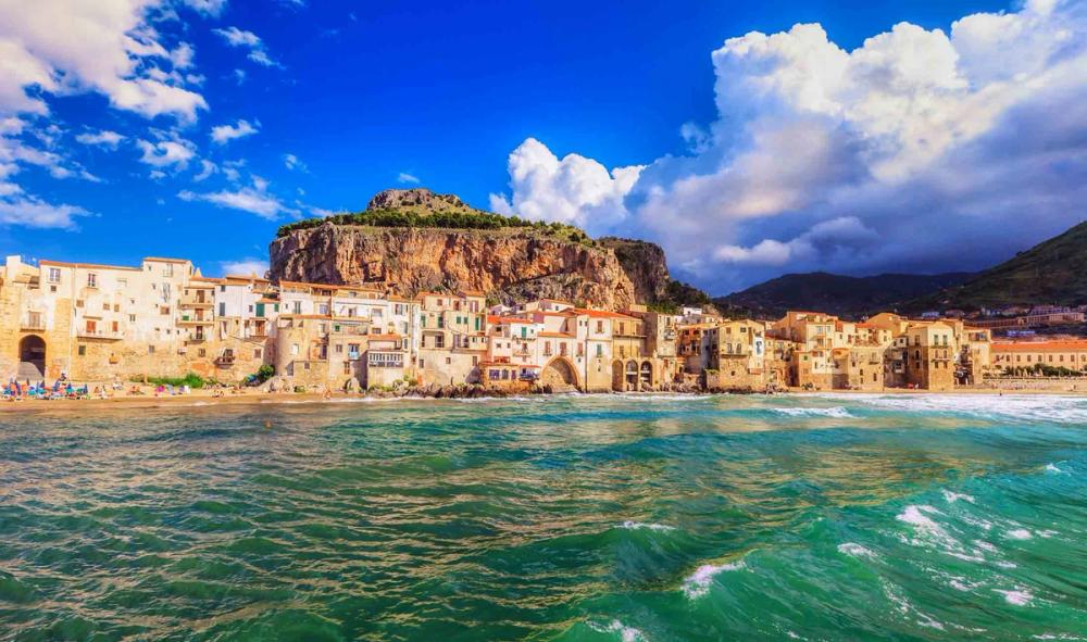 Utsikt til idylliske Cefalu på nordkysten av Sicilia
