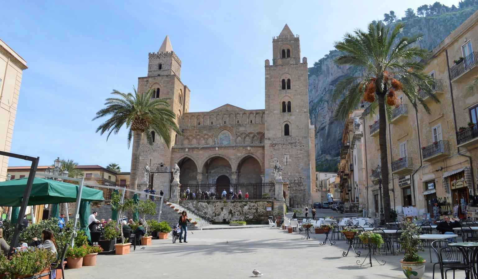 Hyggelige caféer på torvet foran kirken i Cefalu på Sicilien, Italien