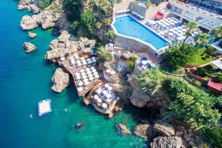 Hotell på klippeskrenten ned til havet Ramada Plaza Antalya