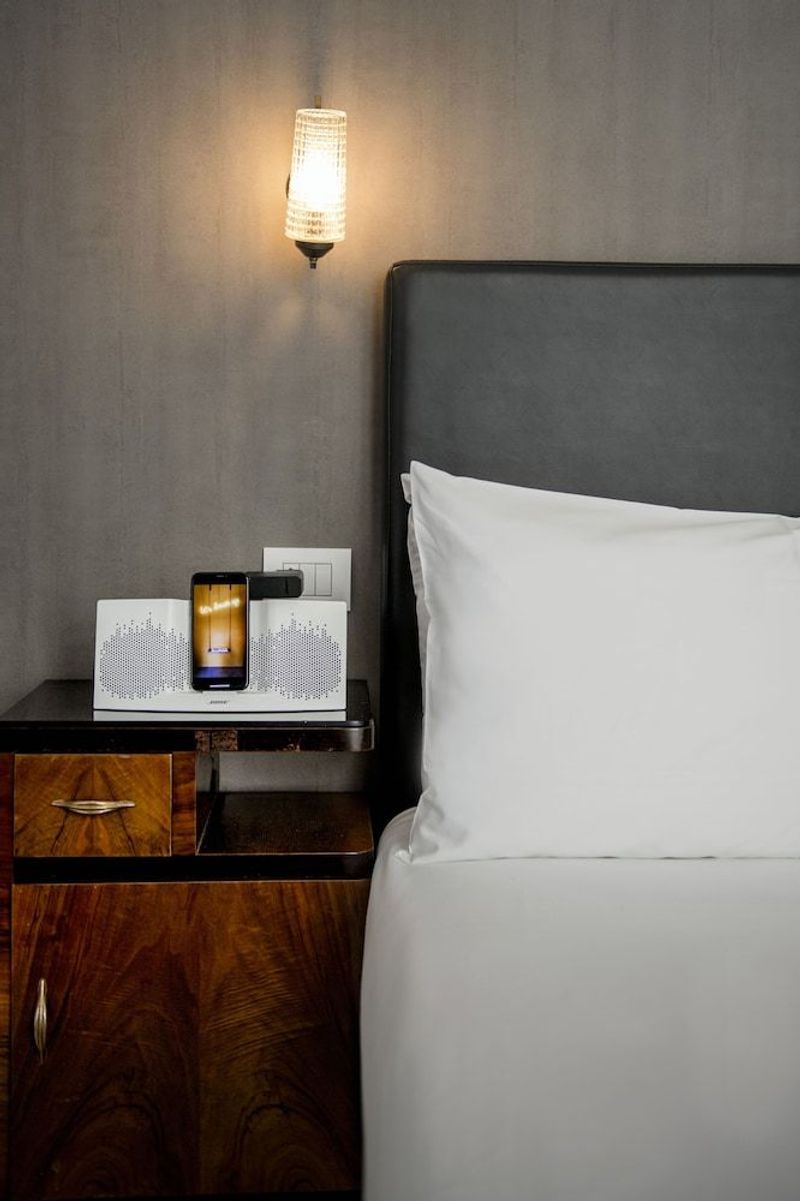 Up Hotel - Image 10