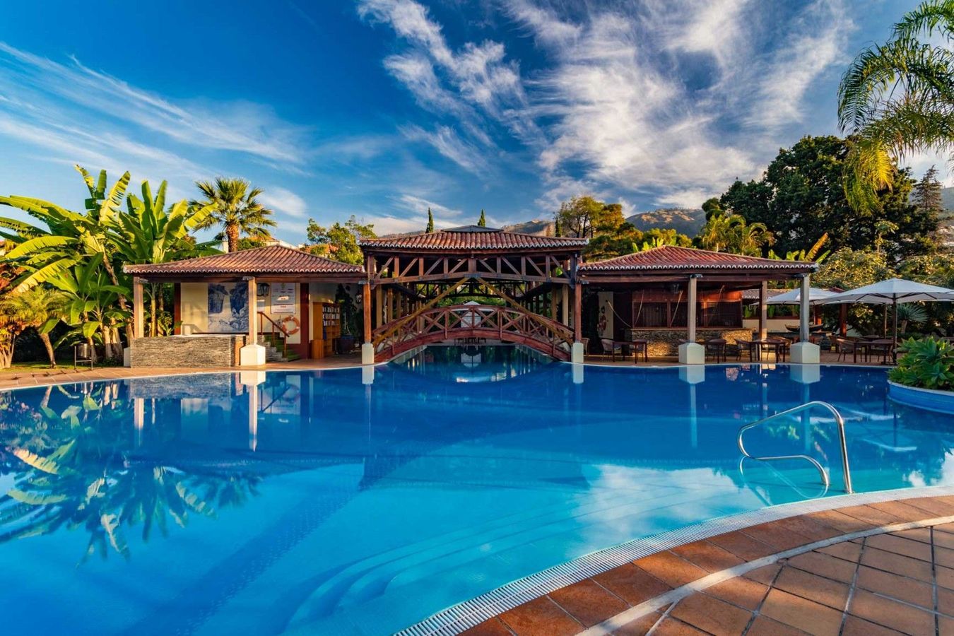Det stille vannet ved svømmebassenget på hotellet Quinta Jardins do Lago. I enden av bassenget er det bygget et eget areale for stillhet og ro under ulike trekonstruksjoner.