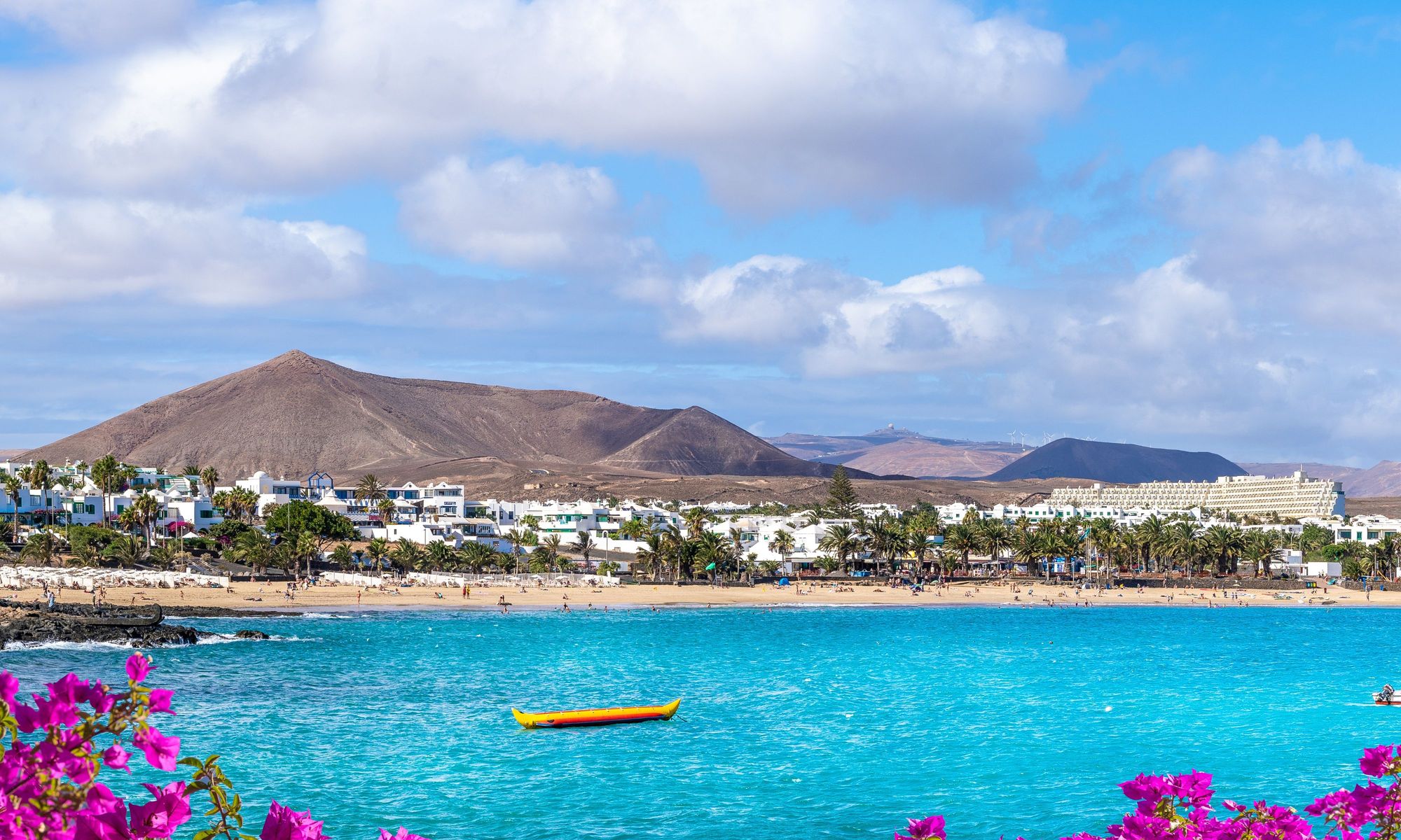 Utsikt over byen, stranden og det vulkanske landskapet i Costa Teguise på Lanzarote