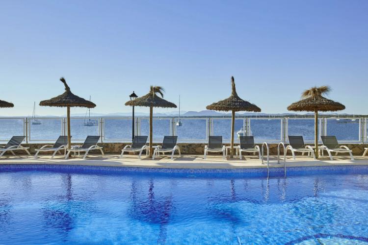 På terrassen til Universal Hotel Marques kan du nyte solen med utsikt over havet utenfor Colonia Sant Jordi på Mallorca.