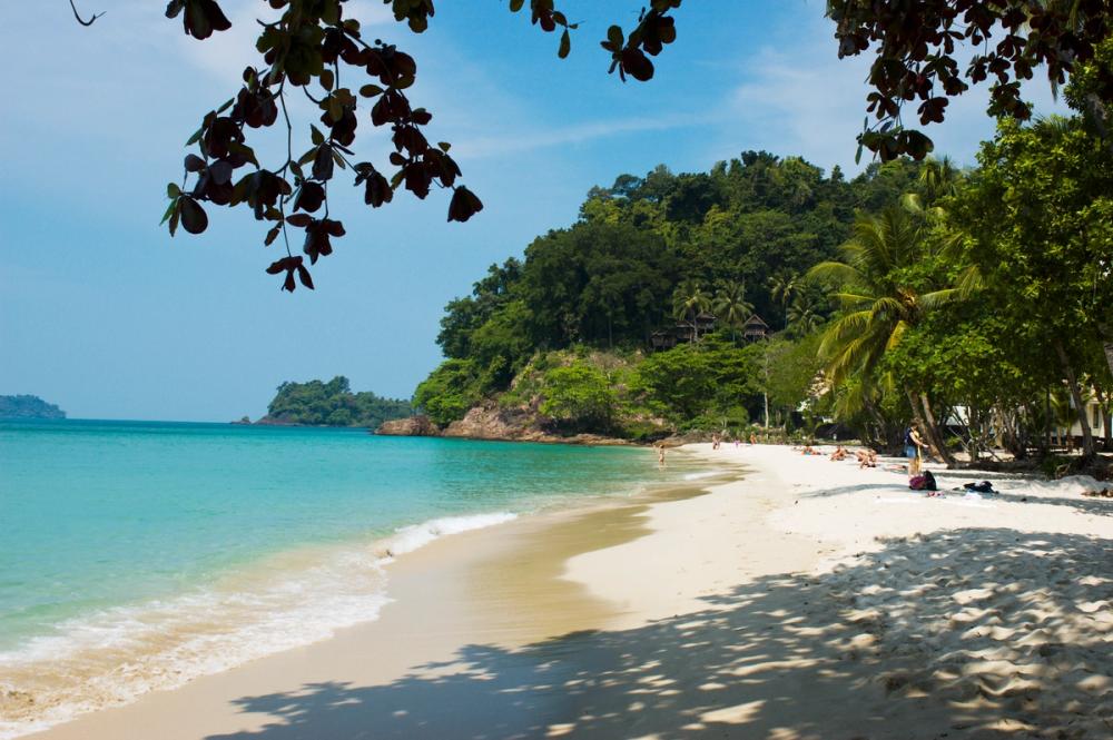 Vakre kritthvite strender på Koh Chang i Thailand