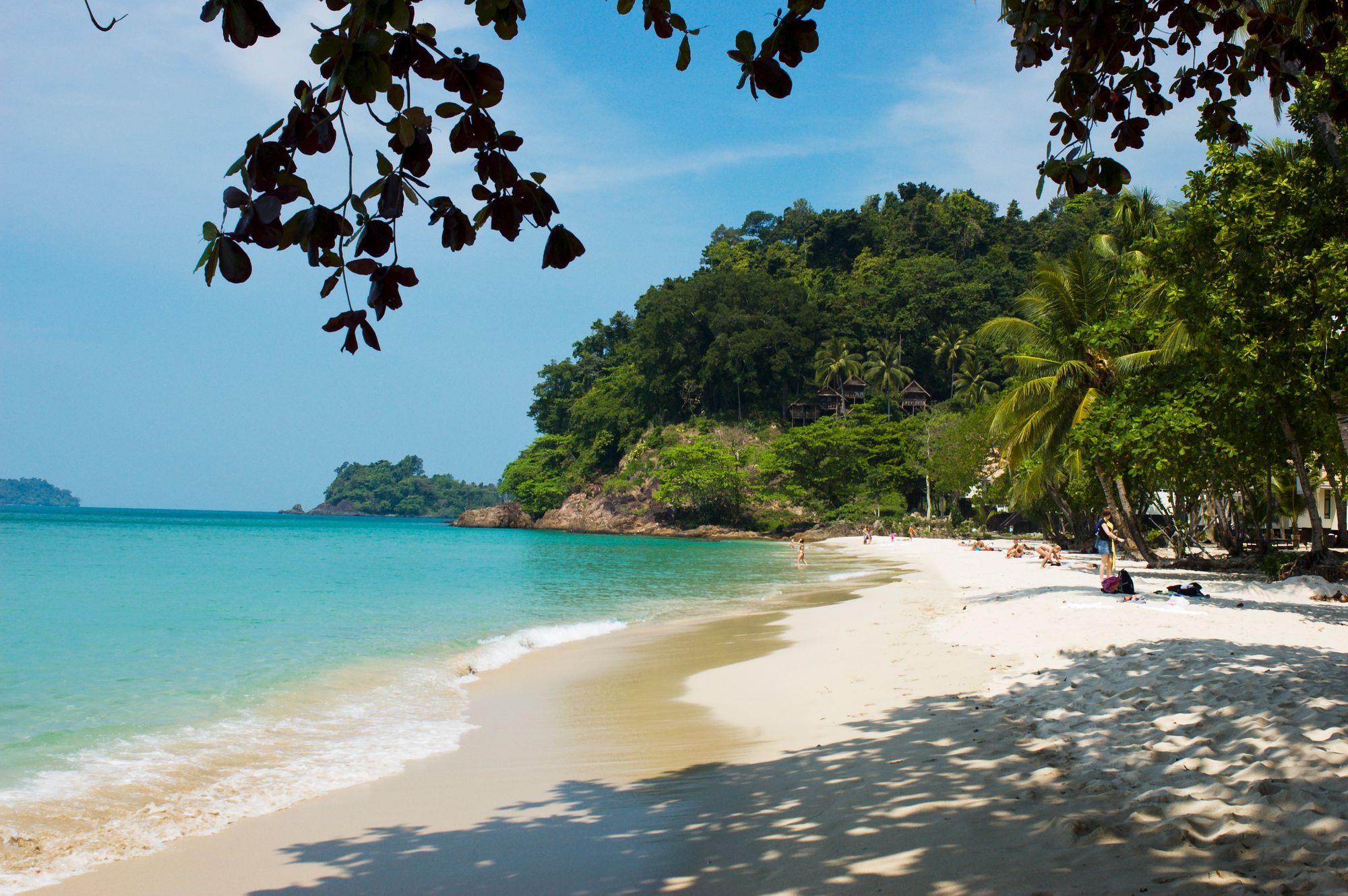 Vakre kritthvite strender på Koh Chang i Thailand