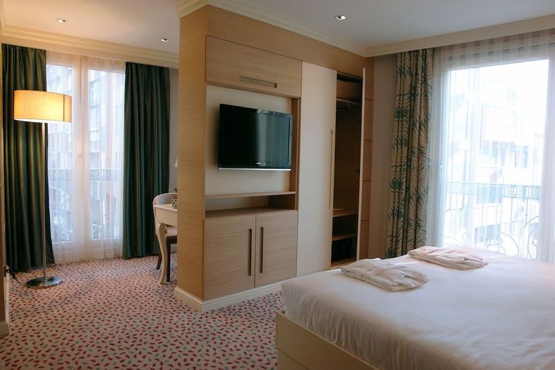 Le Mirage Hotel - Image 2