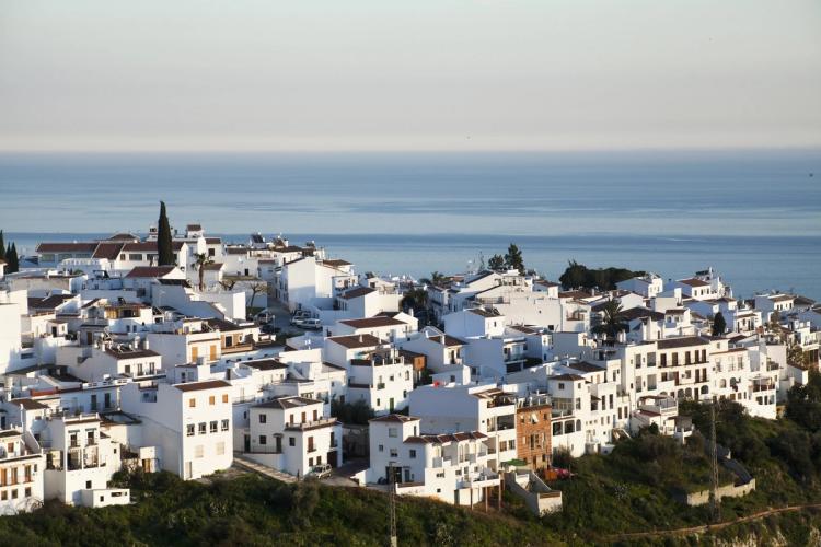 Hvite hus i Frigiliana, som ligger i høyden med utsikt over Middelhavet i Andalucia