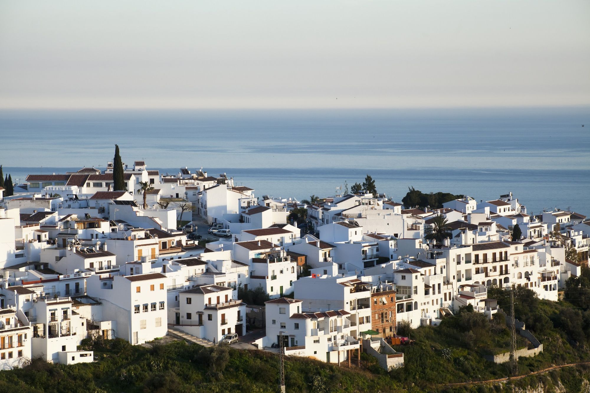 Hvite hus i Frigiliana, som ligger i høyden med utsikt over Middelhavet i Andalucia
