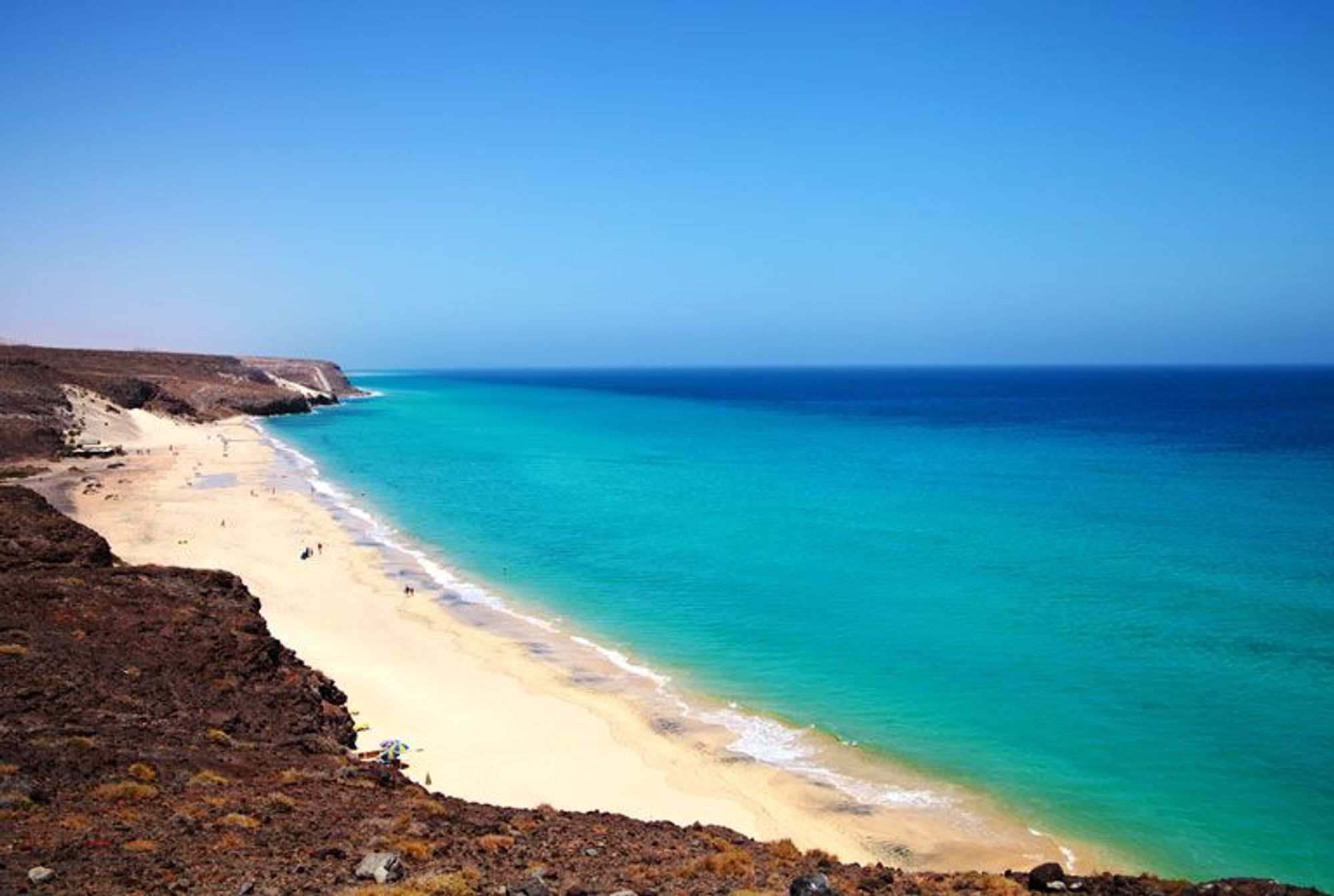 Langstrakt hvit sandstrand og turkisblått hav i Costa Calma på Fuerteventura