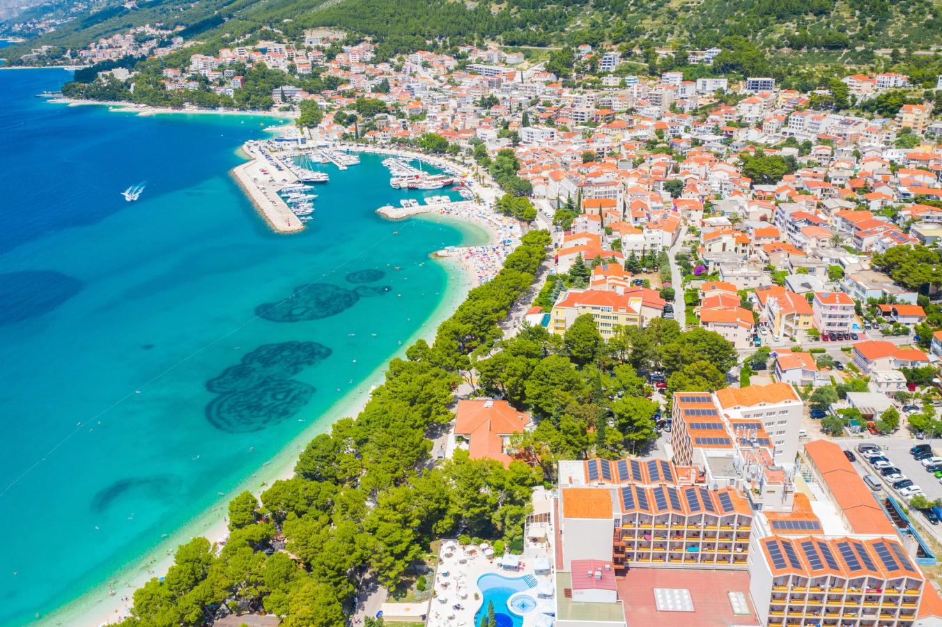 Utsikt över hamnen och de kritvita stränderna i Baska Voda på Makarska rivieran i Kroatien