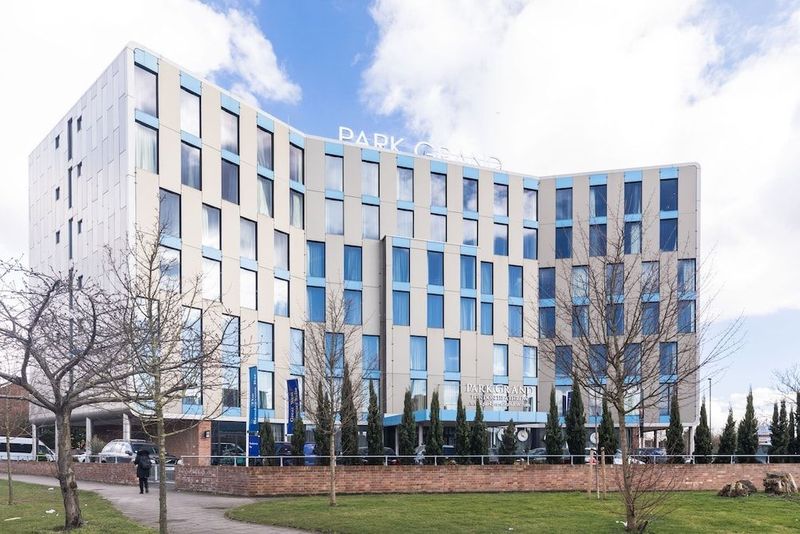 Park Grand London Heathrow - Image 2