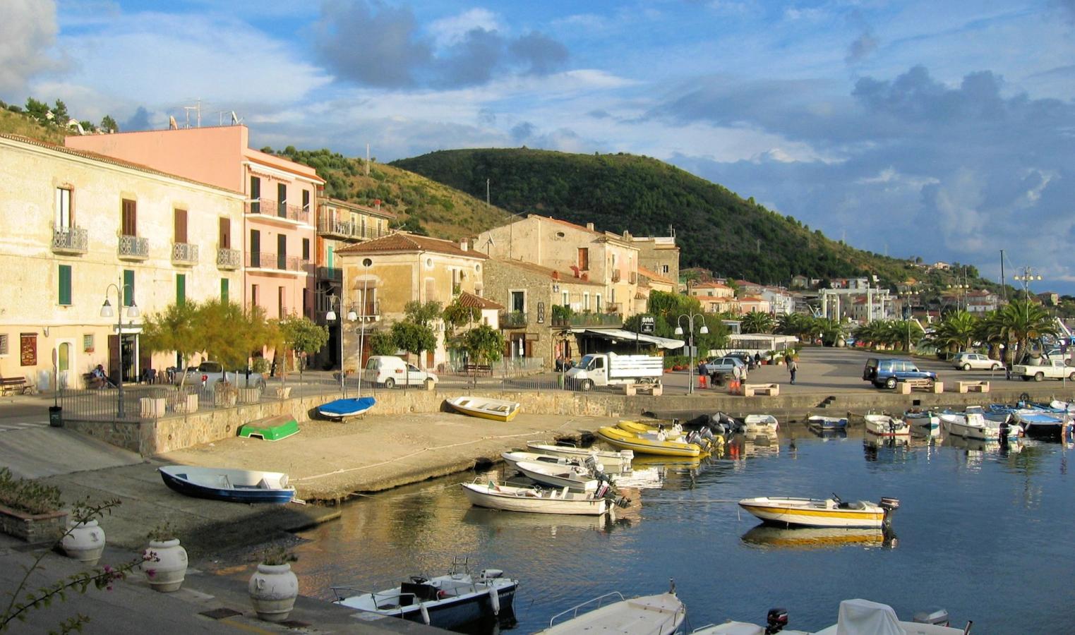 Udsigt over den idylliske lystbådehavn i Acciaroli i Campania