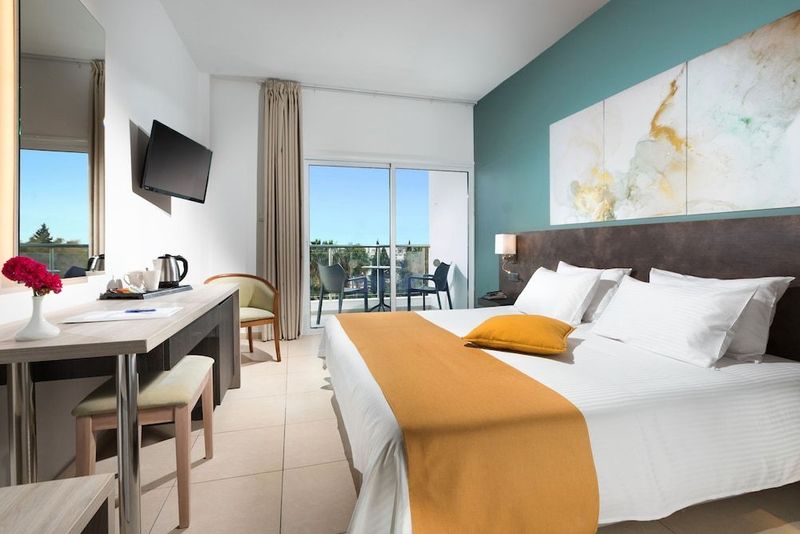 Mayfair Hotel - Image 2