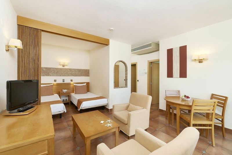Oceanus Aparthotel - Image 9