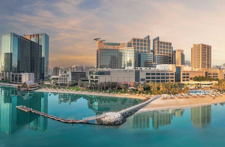 Stemning fra restauranten på Beach Rotana