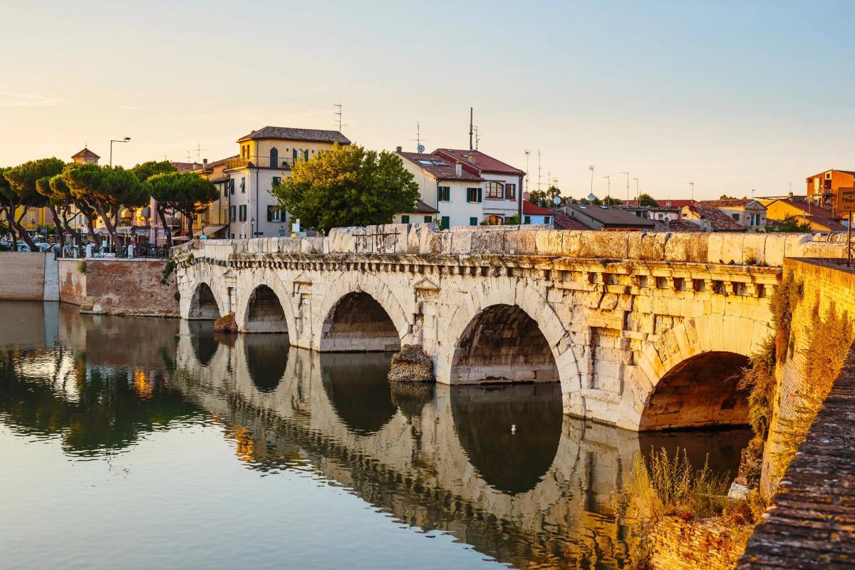 Den historiske broen Ponte dei Mille i gamlebyen i Rimini ved solnedgang