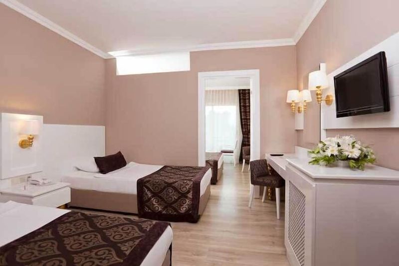 Serenis Hotel - Image 2