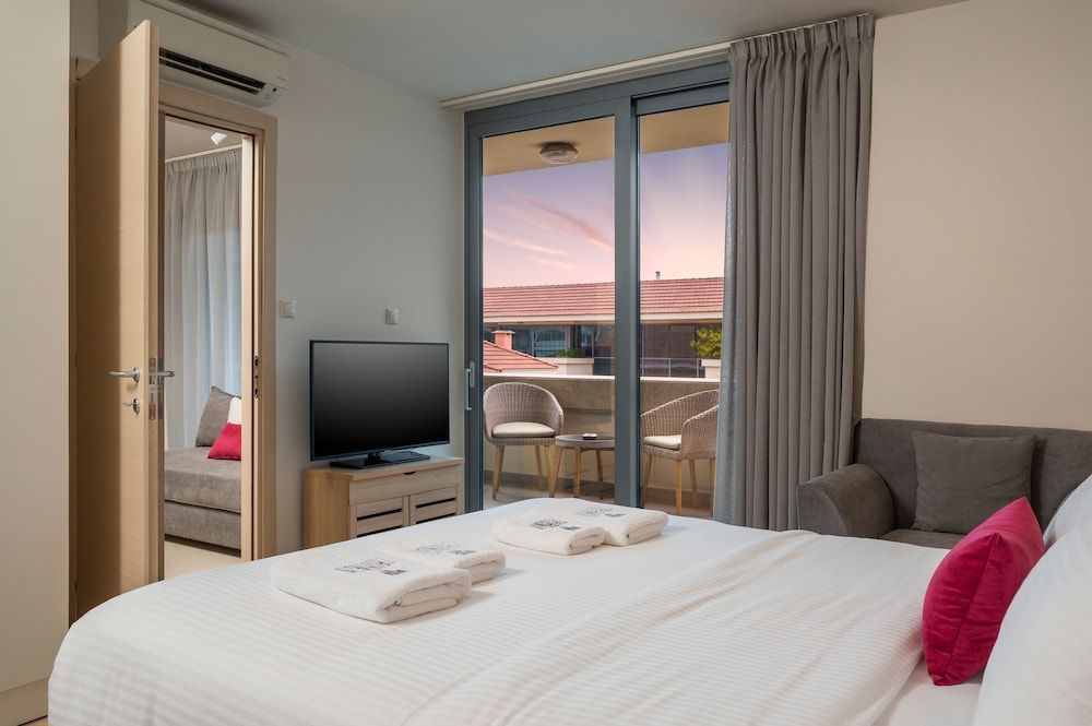Trianon Luxury Apartments & Suites - Image 7