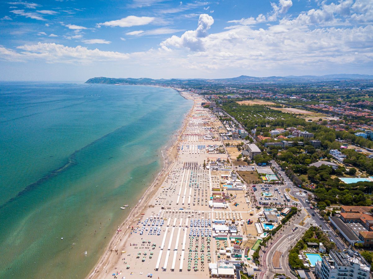 Udsigt over den fantastiske kilometerlange strand i Rimini, Italien
