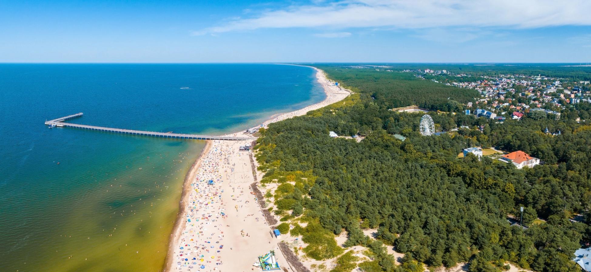 Billedet viser den langstrakte hvide sandstrand Palanga i Litauen