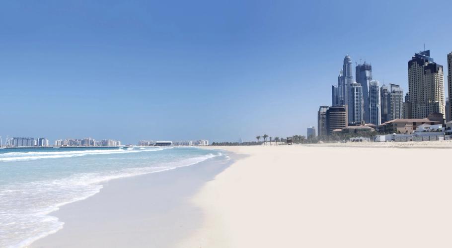 Hvite sandstrender og storby skyline i Emiratene
